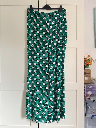 Primark green black white - &,