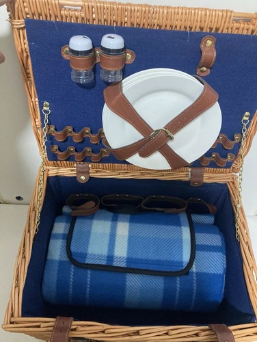 Vintage large wicker picnic - large,