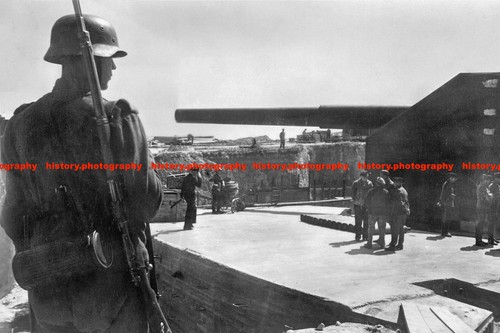 F027472 german soldier stands - soldier,