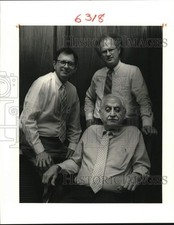 1986 Press Photo Wembley Industries executives Same C. Pulitzer, seated, & sons