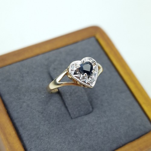 9ct gold black sapphire - black,