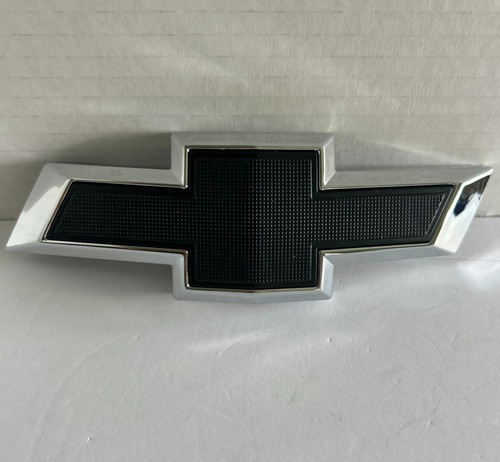 Front grille emblem black - front,