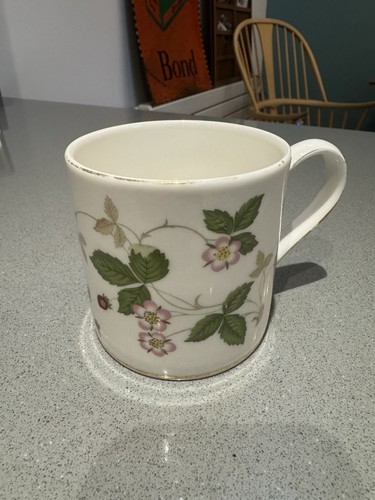Wedgwood wild strawberry - strawberry, bone