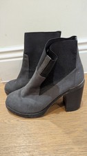 Women's Size 5 Grey Boots