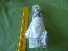 A 'LLADRO' ELEGANT FIGURINE OF A LADY WITH A DOG