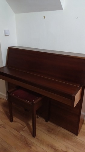 Eavestaff piano and - and, stool