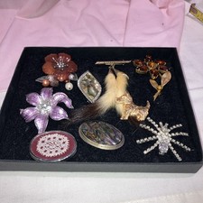 Vintage Brooches  9 In Lot