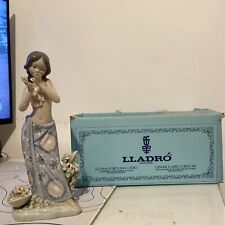 Lladro Hawaina oliendo flores