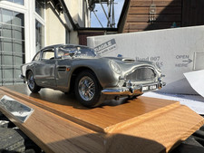Aston Martin DB5 James Bond 1/24 Danbury Mint + Display Case
