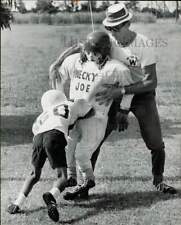 Press Photo Rene Gusto tackles