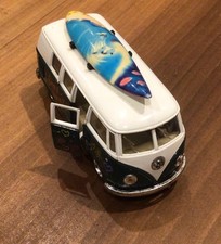 Kinsmart Volkswagen Classical Bus 1962 Pull Back, hippy version with Surfboard 