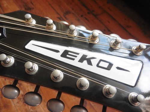 Vintage acoustic guitar - ∞,