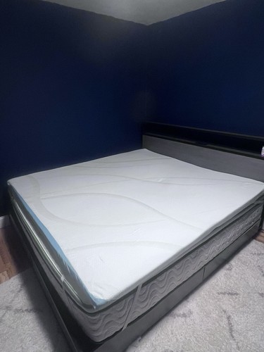Mattress topper with cooling - -,