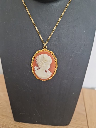 Vintage large gold tone - large, cameo