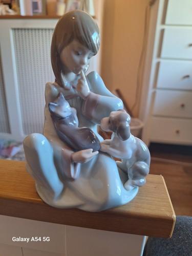 Lladro porcelain girl - porcelain, and
