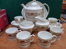 An Aynsley Banquet 20 Piece