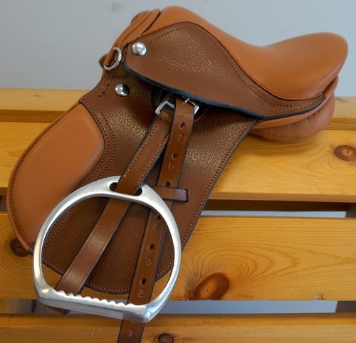 Tan english style saddle - 9",