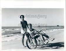 1985 Press Photo Man in