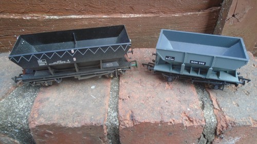 Two bachmann iron ore - ore, hoppers