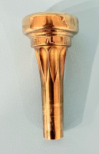 Gold lotus trumpets - lotus, 7l