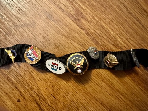 United airlines pins - united,