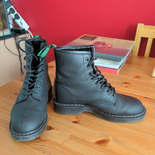 Solovair black greasy leather - black,