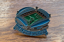 VINTAGE MCALPINE STADIUM ENAMEL PIN BADGE – HUDDERSFIELD TOWN / GIANTS – 1990s