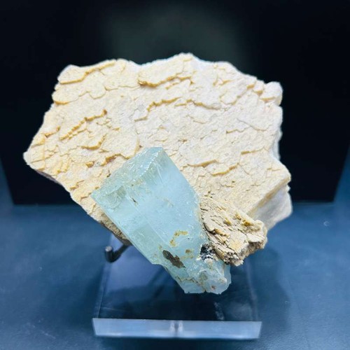 Natural aquamarine crystal - ,
