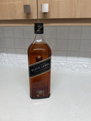 Large johnnie walker - johnnie, black