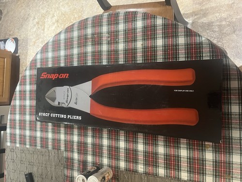 Snap wall mount - on, cutters