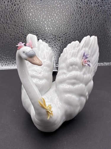 Lladro white swan with - white,