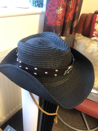 Cowboy hat with large skull - with,
