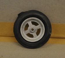 LESNEY MASSEY HARRIS TRACTOR  1:16, RED  REPRO WHITE METAL FRONT RIM & TYRE