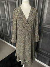 A Pretty Wallis Dress