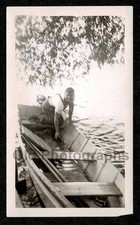 MAN HANDS & KNEE WOODEN ROW BOAT OUTBOOARD MOTOR TREE OLD/VINTAGE PHOTO-AB78