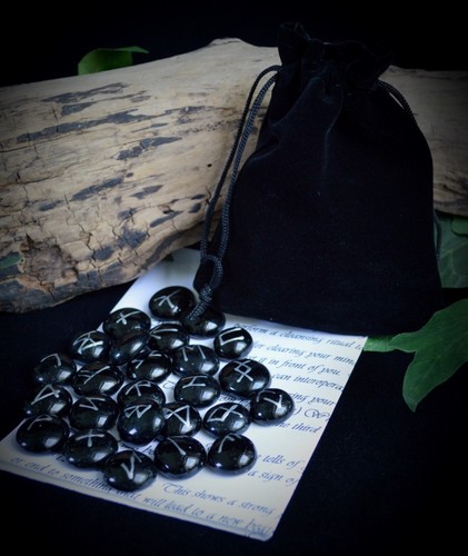 Glass rune stones velvet - glass,