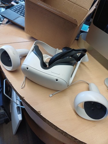 Meta oculus quest headset - 2,