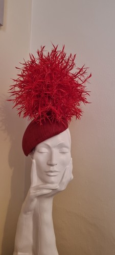 Red feather statement hat - red,