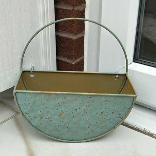 Metal wall hanging planter