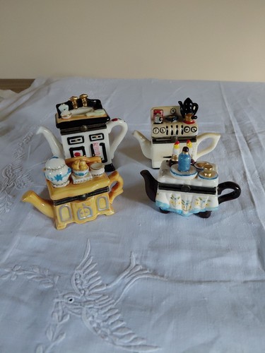 Four miniature hinged lid - ,