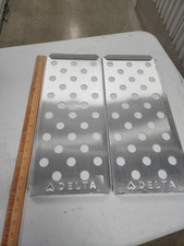 2 Delta Airline Metal Serving