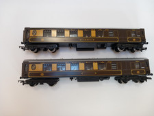 PAIR OF BROWN PULLMAN COACHES.OO GAUGE