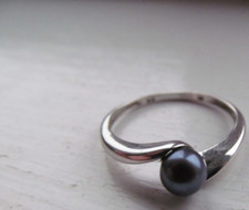 Hallmarked 9ct white gold Black pearl ring.   1.7g.   size P.   5mm pearl.