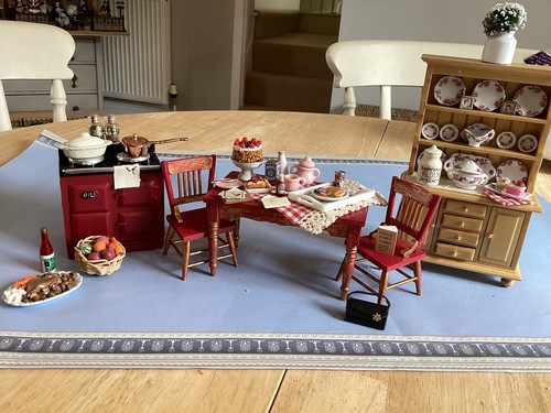 Dolls house scale - 1.12,