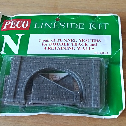 Peco gauge tunnel mouths - gauge,