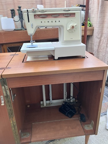 Singer sewing machine - singer, with