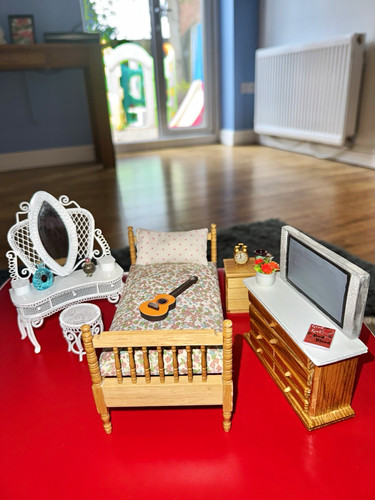 Gorgeous dolls house bedroom