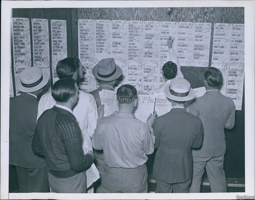 1939 photo gamblers examine - 1939,