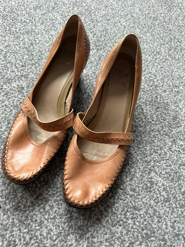 Clarks tan leather - by,