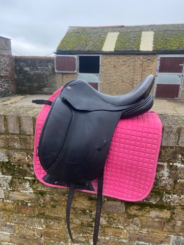 Leather dressage saddle - 17.5",
